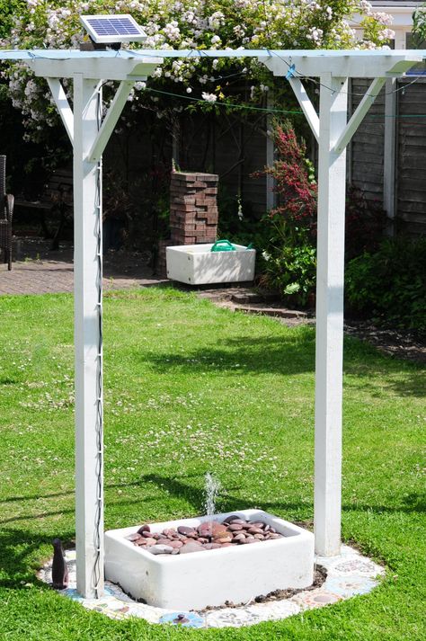 I made a pebble fountain out of an old belfast sink. The power comes from a solar panel. Belfast Sink Garden Ideas, Outdoor Belfast Sink Ideas, Sink Garden Ideas, Belfast Sink Pond, Pebble Fountain, Belfast Sink Garden, Solar Water Feature, Belfast Sink, Planting Ideas