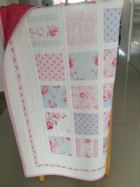 Baby Quilts Easy, Girl Quilts Patterns, Shabby Chic Quilts, Baby Quilt Tutorials, Baby Patchwork Quilt, Chic Quilts, Cot Quilt, Baby Quilt Patterns, Childrens Quilts