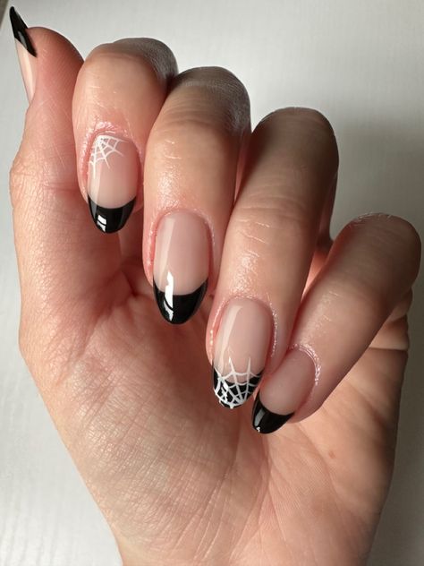 Short Black French Tip Nails Halloween, Trendy Nails For Teenagers, Halloween Nails Black Spider Web, Holloween Nails Almond Shape, Nails French Halloween, Black French Tip Nails With Spider Web Accent, Almond French Tip Nails Halloween, French Nails Autumn Style, Simple Halloween Nails Spider Webs