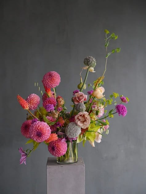 Color Theory Design, Ikebana Flower Arrangement, Flower Vase Arrangements, Modern Flower Arrangements, Special Flowers, Vase Arrangements, Japanese Flowers, Beautiful Flower Arrangements, Deco Floral