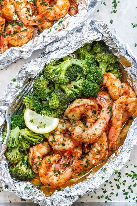 Shrimp and Broccoli Foil Packs with Garlic Lemon Butter Sauce - #shrimp #broccoli #lowcarb #eatwell101 #recipe - Whip up a super tasty meal in under 30 minutes! - #recipe by #eatwell101 Baked Shrimp And Broccoli, Shrimp And Broccoli Foil Packs, Broccoli Butter, Garlic Lemon Butter Sauce, Shrimp Broccoli, Sommer Mad, Foil Dinners, Foil Pack Meals, Foil Packs