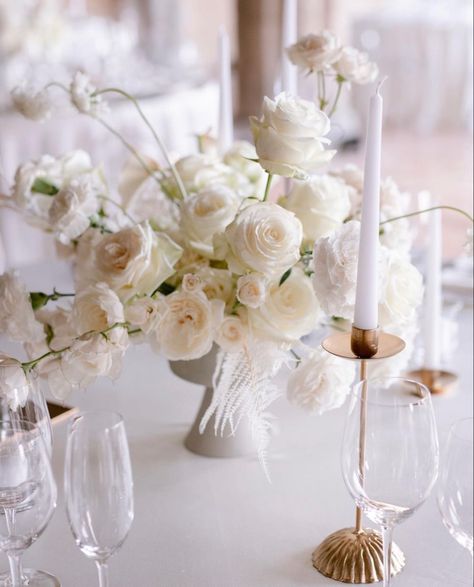 Round Table Centerpieces White Roses, Round Table Centerpieces Wedding Modern, Minimal White Wedding Decor, Wedding Round Table Decorations Elegant, White Rose Table Centerpiece, Wedding Flowers Round Table, White Roses Wedding Centerpieces, White Rose Centerpiece Wedding, Round Table Centerpieces Wedding Elegant