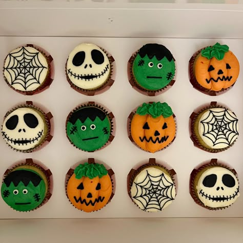 #cupcakes #halloween Cupcakes Theme Ideas, Oreo Halloween Cupcakes, Halloween Fondant Cupcakes, Halloween Theme Cupcakes, Halloween Cupcake Ideas Creative, Easy Halloween Cupcakes Decoration, Halloween Muffins Decoration, Halloween Frosting Cupcakes, Hallow Treats