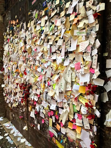 Letters to Juliet, Casa de Giulietta, Verona, Italy Letters To Juliet Aesthetic, Juliet Aesthetic, Como Lake Italy, Books Core, Books About Love, Juliet Movie, Veni Vidi Amavi, Letters To Juliet, Pretty Vibes