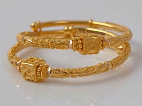 Latest and trendy gold bangles designs - Simple Craft Ideas Gold Kangan, Indian Gold Necklace Designs, Gold Bangles Indian, Gold Bangles For Women, Gold Bangle Set, Modern Gold Jewelry, Gold Bridal Jewellery Sets, Gold Wedding Jewelry, Gold Bride Jewelry