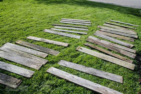 The easiest way to clean reclaimed wood / boards on lawn / FunkyJunkInteriors.net Rustic Bookshelves, Old Fence Boards, Woodworking Business Ideas, Floor Cleaners, Fence Boards, Old Fences, Reclaimed Wood Projects, Woodworking Classes, Cleaning Wood