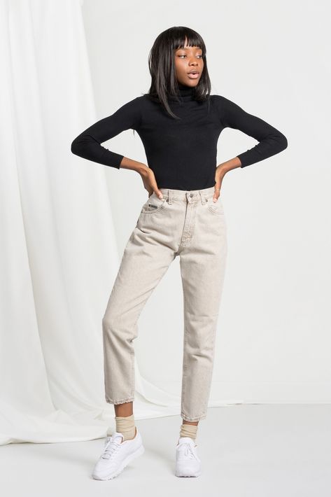 Beige Mom Jeans Outfit, Beige Mom Jeans, Beige Jeans Outfit, Beige Mom, Beige Pants Outfit, Mom Jeans Outfit Winter, Comfy Jeans Outfit, Beige Hose, Khakis Outfit