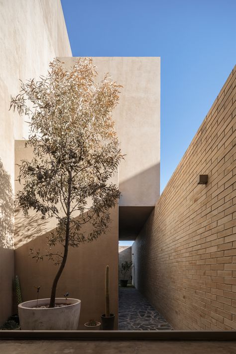 Mediterranean Architecture Modern, Houses In Mexico, Mediterranean Architecture, Two Storey House, Brick Architecture, Architecture Building Design, House Front Door, Exposed Brick Walls, Casa Exterior