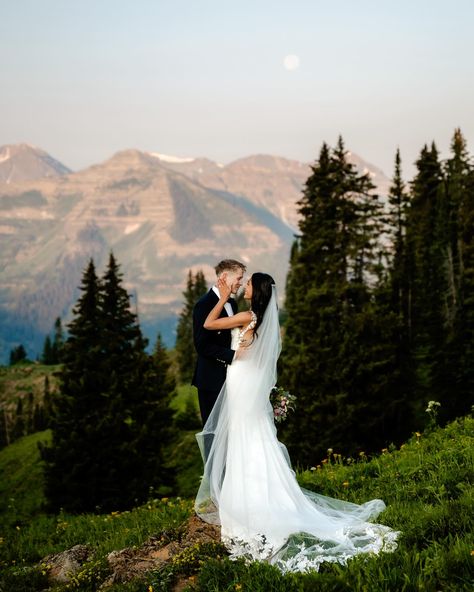 We just got home from spending the week in Crested Butte, and are beyond excited to share more from the elopements we photographed there 🌼 First up, A+A’s dreamy sunrise and sunset elopement✨ We started the day in the mountains, hiking in the dark to get to the vista. The sun began to rise as they said their vows. Then, we took a (moderately sketchy) jeep ride to an epic overlook. After a mid day nap, we met back up for sunset where they celebrated with a picnic and watched the sunset ☀️ S... Aspen Colorado Wedding, Telluride Elopement, Elope In Colorado, Sunset Elopement, Best Places To Elope, Crested Butte Colorado, Places To Elope, Mountains Hiking, How To Elope