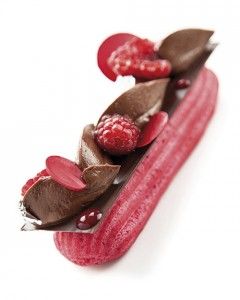 Chocolate and raspberry éclair by Antony Prunet - so good.. magazine Raspberry Eclairs, Eclair Recipe, Patisserie Fine, Chocolate And Raspberry, Raspberry Coulis, French Patisserie, French Pastry, Fresh Raspberries, French Desserts