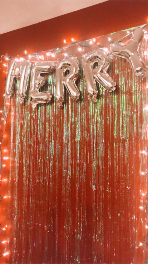 College Christmas Party Ideas, Christmas Party With Friends Aesthetic, Christmas In College, Teen Christmas Party Decorations, Christmas Party Astethic, Christmas Party College, Christmas College Party, Christmas Party Cheap, Christmas Party Teen