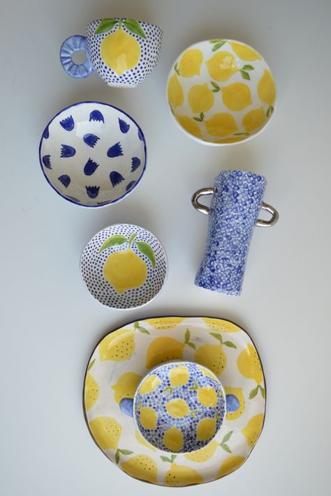 Ceramic Pottery Kitchen, Lemon Ceramic Painting, Color Me Mine Inspo Bowl, Painted Fruit Plate, Ceramic Painting Diy, Ceramic Painting Bowls, Hand Painted Ceramic Bowl, Pottery Painting Coaster, Painted Pottery Plates Ideas