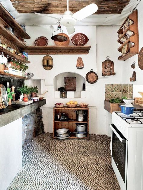 Fashion Designer's Rustic Greek Getaway | COCOCOZY Slavic Kitchen, Polish Heritage, Greek Vacation, Lovely Kitchen, Greek Villas, Mexican Kitchens, Greek House, Casa Vintage, Mediterranean Homes