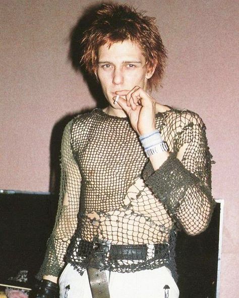 Rock Gallery ✨ on Instagram: “Paul Simonon of The Clash, 1977” 80s Punk Fashion, Stile Punk Rock, Punk 80s, Paul Simonon, Look 80s, Estilo Punk Rock, 90s Punk, 70s Punk, 80s Punk