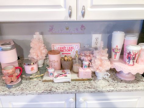 Pink Kitchen Christmas Decor, Pink Christmas Coffee Bar, Hot Cocoa Station Ideas, Pink Coffee Bar Ideas, Pink Hot Cocoa Bar, Pink Coffee Bar, Hot Cocoa Station, Barbie Winter, Pink 2023