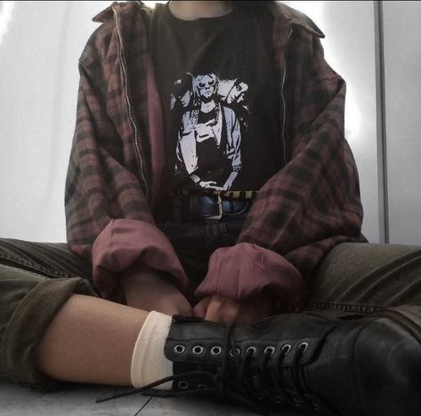 Grunge Gender Neutral, Grunge Outfits Gender Neutral, Asexual Outfit Aesthetic, Grunge Cardigan Outfit, 90s Grunge Fashion Punk, Masculine Grunge Outfits, Shirt Short Sleeve Outfit, Grunge Masc Outfits, Colorful Grunge Outfits