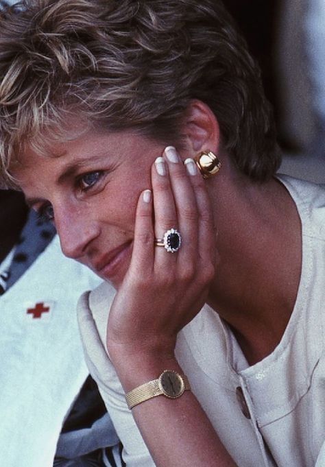 Celebrity Engagement Ring, Princess Diana Jewelry, Morganite Rings, Princess Diana Ring, Peridot Rings, Diana Ring, Rings Green, Princess Diana Fashion, Princess Diana Photos