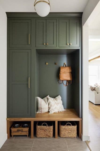 20 Transitional Mudroom Decor Ideas » Lady Decluttered Dark Mudroom, French Country Mudroom, Country Mudroom, Transitional Mudroom, Mudroom Decor Ideas, Lady Decluttered, Mudroom Cabinets, Mudroom Decor, Modern Vintage Decor