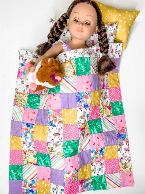 Quilted Doll Blanket, Doll Pillows Diy, Baby Doll Blankets To Sew Diy, Baby Doll Quilts Free Pattern, Doll Quilts Easy, Doll Quilt Patterns Free, Doll Blankets To Sew, Diy Doll Blanket, Doll Quilt Patterns