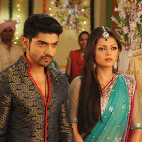 Drashti Dhami & Gurmeet Choudhary as Geet and Maan ~~ Geet Hui Sabse Parayi Maan Geet, Gurmeet Choudhary, Drashti Dhami, Whatsapp Profile Picture, Indian Drama, Indian Wedding Couple, Bollywood Photos, New Actors, Good Morning Video Songs