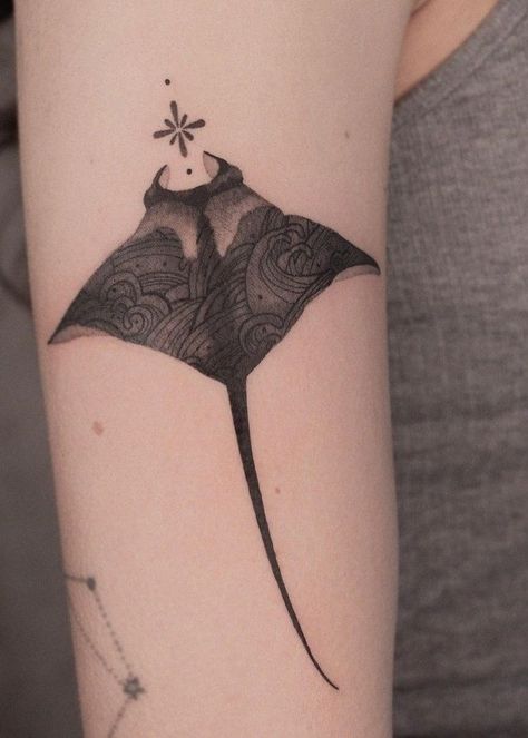 Manta Ray With Flowers Tattoo, Manta Ray Back Tattoo, Sea Life Tattoos For Women, Manta Ray Tattoo Design, Mantaray Tattoo, Manta Ray Tattoo, Sea Life Tattoos, Ray Tattoo, Tattoo Shading