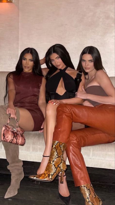 Kylie And Kim, Kylie Jenner Pink Hair, Kylie And Kendall Jenner, Kim Khloe Kourtney, Kylie And Kendall, Kendall Jenner Body, Kylie Jenner Icons, Estilo Kim Kardashian, Kim And Kylie