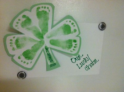 Diy St Patrick's Day Crafts, Baby Footprint Crafts, Sant Patrick, Saint Patricks Day Art, March Crafts, Easter Crafts For Toddlers, St Patricks Crafts, St Patricks Day Crafts For Kids, St Patrick Day Activities