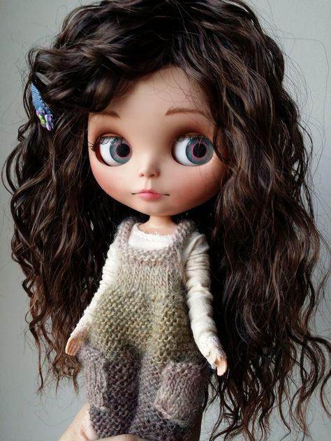 Wow que hermoso cabello y su Carita angelical Blythe Doll Dress, Kawaii Doll, Living Dolls, Blythe Clothes, Doll Repaint, Pretty Dolls, Ooak Dolls, Custom Dolls, Blythe Doll