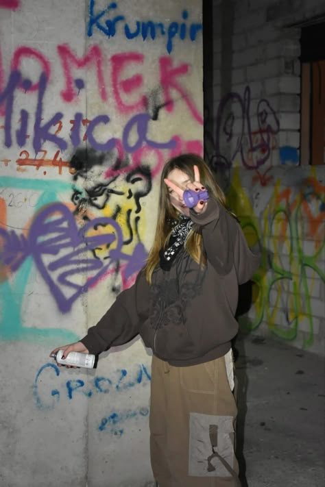 Graffiti Picture Ideas, Graffiti Outfit Ideas, Y2k Asthetics Photos, Photo Ideas Y2k, 2000s Graffiti, Graffiti Outfit, Fotos Y2k, Graffiti On Wall, Graffiti Photoshoot