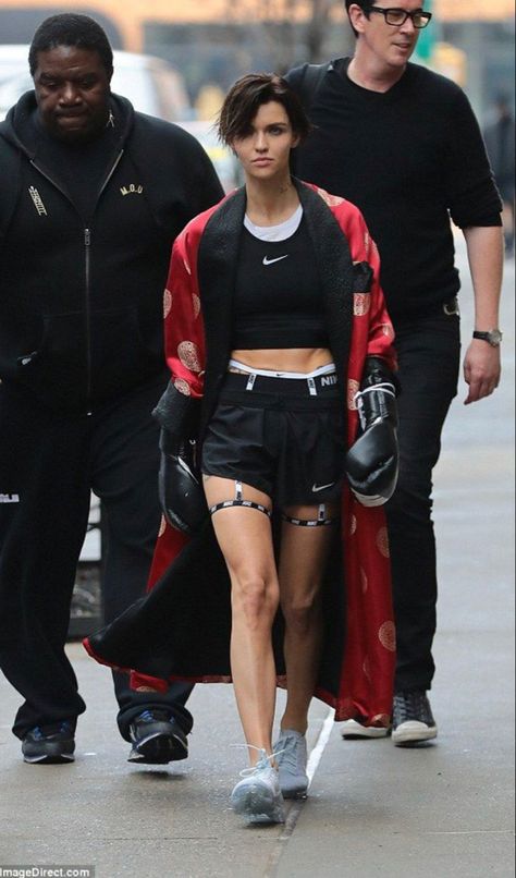 Female Boxer Aesthetic, Boxers Outfit Female, Ufc Girl, Boxer Gloves, Boxer Costume, Boxer Aesthetic, Kick Boxing Girl, Female Boxer, Gloves Aesthetic