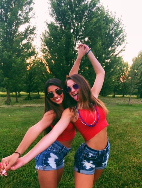 4th Of July Selfie Ideas, 4th Of July Poses For Instagram, 4th Of July Best Friend Pictures, 4th Of July Outfits Beach, Forth Of July Photoshoot, 4th Of July Poses With Friends, Fourth Of July With Friends, Cute 4th Of July Pictures, 4th Of July Insta Pics