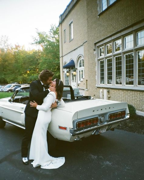 one thing I hope never goes out of wedding tradition is the getaway car 🥺 shot on digital + film How do y’all feel about the getaway car? 50s 60s Wedding Theme, Vintage Wedding Aesthetic 50s, Vintage Inspired Wedding Photos, Retro Wedding Photos, 60s Wedding Aesthetic, Retro Glam Wedding, Old Wedding Photos, Wedding Getaway Car, Classic Wedding Themes