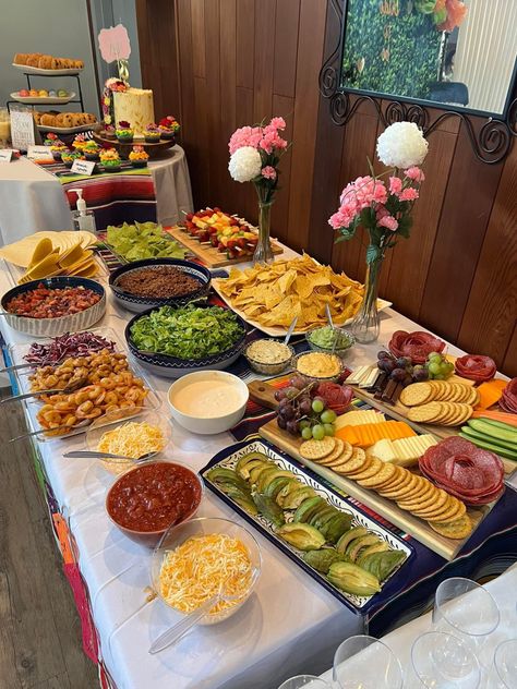 Taco Bar Bday Party, Carne Asada Table Set Up, Brunch Taco Bar, Mexican Dinner Party Ideas Table Settings Taco Bar, Large Taco Bar Party, At Home Taco Bar, Mexican Food Platter, Taco Brunch Party, Cute Taco Bar Ideas