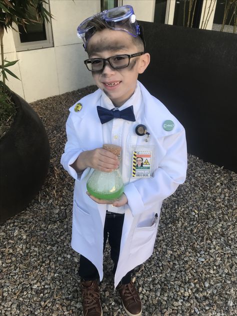 Mad scientist Mad Scientists Costumes, Scientist Dress Up, Mad Scientist Costume Kids, Scientist Hairstyle, Mad Scientist Costume Diy, Scientist Costume Kids, Crazy Scientist Costume, Seda Boom, Mad Scientist Costume