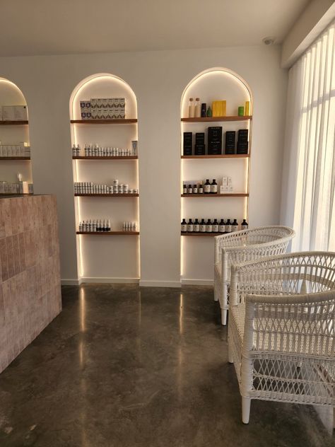 Beauty Salon Shelf Ideas, Spa Retail Shelves, Salon Refreshment Station, Spa Shelving, Hair Salon Retail Display Ideas, Arch Shelving, Lash Salon Interior Design, Salon Retail Display, Salon Shelves