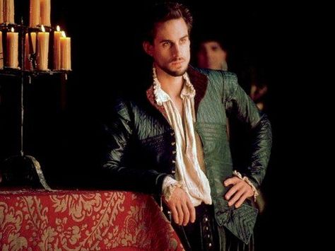 Joseph Fiennes as William Shakespeare Reference People, Sandy Powell, Joseph Fiennes, Shakespeare In Love, Character Fashion, Hollywood Costume, Judi Dench, Costume Drama, Story Characters