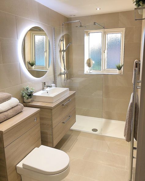 Small Cream Bathroom Ideas, Beige White And Silver Bathroom, Beige Small Bathroom, Bathroom Ideas Cream, White And Beige Bathroom, Beige And White Bathroom, Bathroom Inspo Interior Design, Minimalist Small Bathrooms, Toilet Room Decor