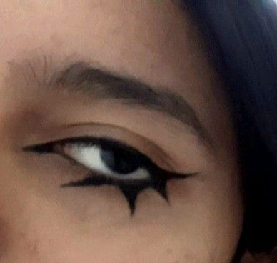 Spiky Eyebrows, Spiky Eyeliner, E Boy Makeup, Weird Eyeliner, Punk Eyeliner, Alternative Eyeliner, Grunge Eyeshadow, Red Eyeliner, Alt Makeup