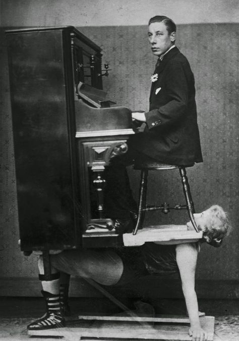 vintage everyday:  A strongwoman balances a piano and pianist on her chest. (1920). FPG / Hulton Archive / Getty Images Vintage Bizarre, Circus Freaks, Old Circus, Circus Vintage, Human Oddities, Circus Sideshow, Weird Vintage, Creepy Vintage, Side Show