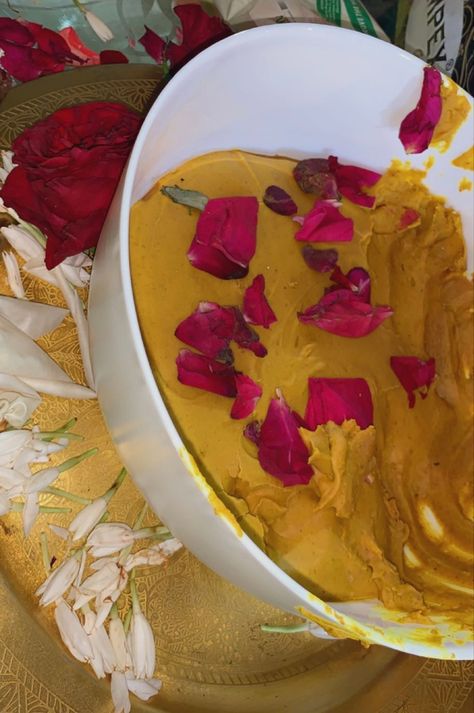 Haldi Wallpaper, Mehndi Food Ideas, Haldi Vibes Snap, Haldi Snap, Dholki Dress, Haldi Aesthetic, Henna Recipe, Eid Looks, Wedding Snap