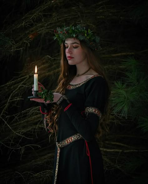 Winter Solstice Party Outfit, Celtic Yule, Yule Outfits, Mothers Night Yule, Yule Costume, Slavic Aesthetic Dark, Yule Photoshoot, Christmas Witch Aesthetic, Dark Yule Aesthetic