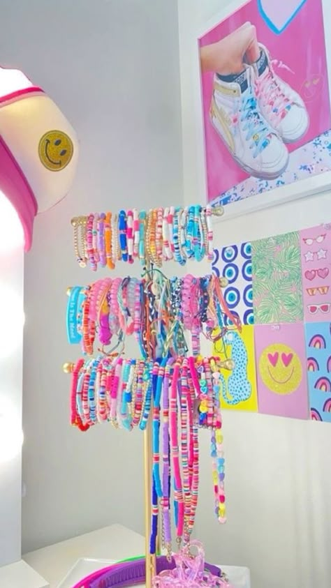 Cute Colorful Room Ideas, Preppy Jewelry Stand, Preppy Bedroom Ideas For Small Rooms, Preppy Desk Area, Preppy Jewelry Ideas, Preppy Teen Room Decor, Preppy Room Shelf Decor, Preppy Vanity Decor, Cute Preppy Rooms