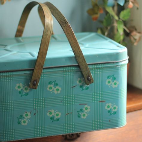 Vintage aqua blue tin picnic basket Tin Basket, Turquoise Cottage, Vintage Picnic Basket, Picnic Hamper, Vintage Picnic, Farm House Colors, Cottagecore Style, Metal Baskets, Vintage Tins