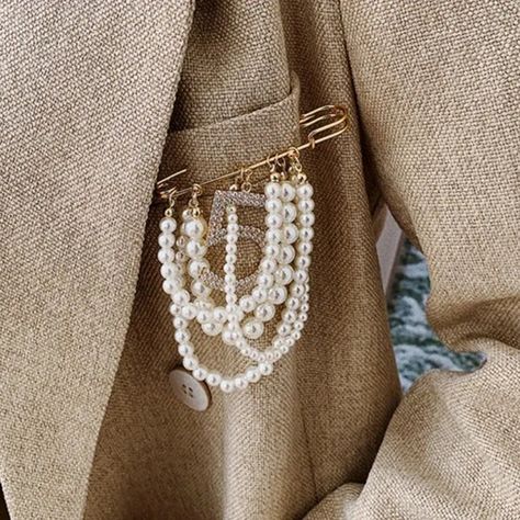 Designer Style Elegant Faux Pearls And Gold Tassel Safety Pin Brooch Pin Corsage, Pins Fashion, Safety Pin Brooch, Safety Pins, Crystal Brooch, Lovely Things, Lapel Pin, Fashion Details, Diy Fashion