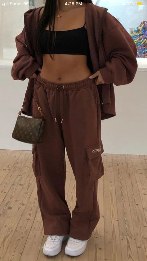 Brown Cargo Sweatpants Outfit, Brown Cargo Joggers Outfit, Brown Cargos Girl Outfit, Brown Sweat Pants Outfit, Brown Sweats Outfit, Crème Aesthetic, Brown Sweatpants Outfit, Cute Brown Outfits, Brown Streetwear Outfit