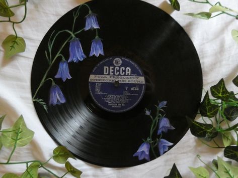 Painted Vinyls On Wall Aesthetic, Painted Records Vinyl Flowers, Small Record Painting Ideas, Painted Records Flowers, Vinyl Paintings Aesthetic, Painted Vinyls On Wall, Vinyl Records Painting, Vinyl Record Decor Ideas, Paintings On Records