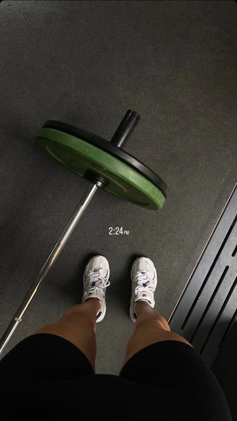 Weights Aesthetic Gym, Gym Green Aesthetic, Green Workout Aesthetic, Green Gym Aesthetic, Gym Photos Instagram, Gym Story Instagram, Gym Girlie, Workout Sneakers, Fitness Vision Board