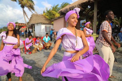 Honduras: Masca: punta, sol, playa e historia  Iseri Nibureitiño es el grupo formado para poner el ritmo durante su visita a la comunidad. Omoa y Cortés le esperan con su cálido mar.  Iseri Nibureitiño se formó para promocionar la cultura garífuna. Afro Latina, Tegucigalpa, Travel Box, Nature Decor, Honduras, Jamaica, North America, Prom Dresses, Prom