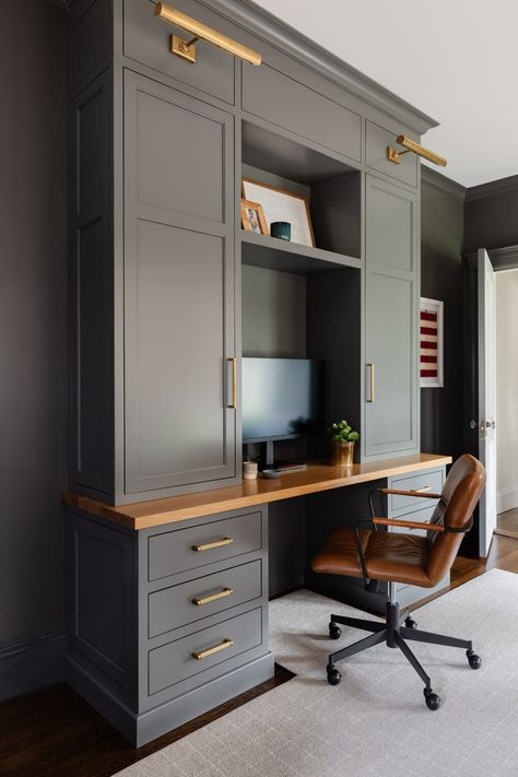 Studio In Casa, Transitional Home Office, Office Built Ins, Home Office Cabinets, Transitional House, Built In Desk, Home Office Space, Office Cabinets, Office Room