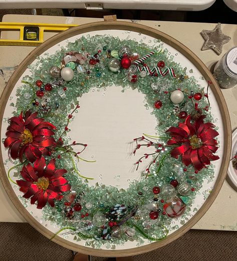 Resin Wreaths, Resin Wreath, Hoop Decorations, Canvas Party, Broken Glass Crafts, Glass Art Techniques, Christmas Centers, Textured Paint, Glass Art Pictures